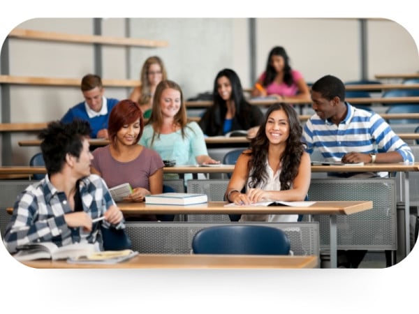 étudiants travaillant sur thèses universitaires